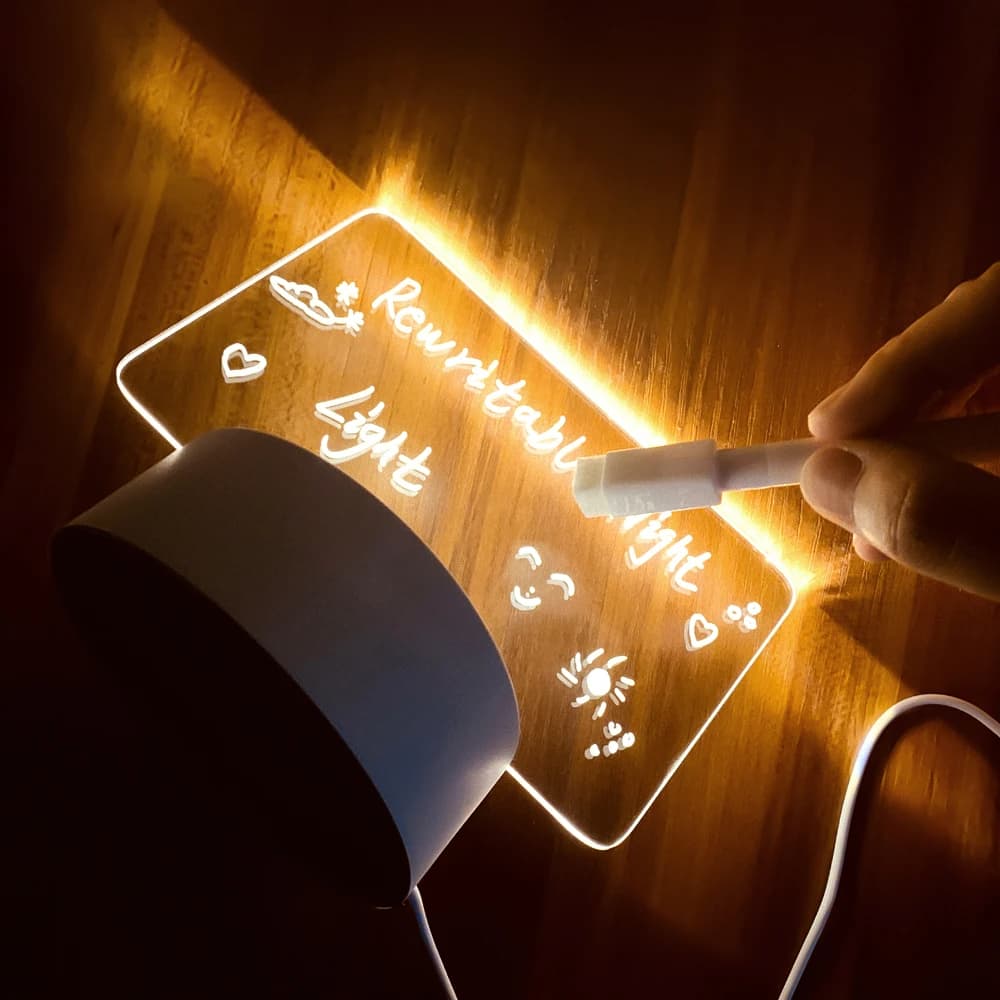 Lampka nocna z tablicą do pisania